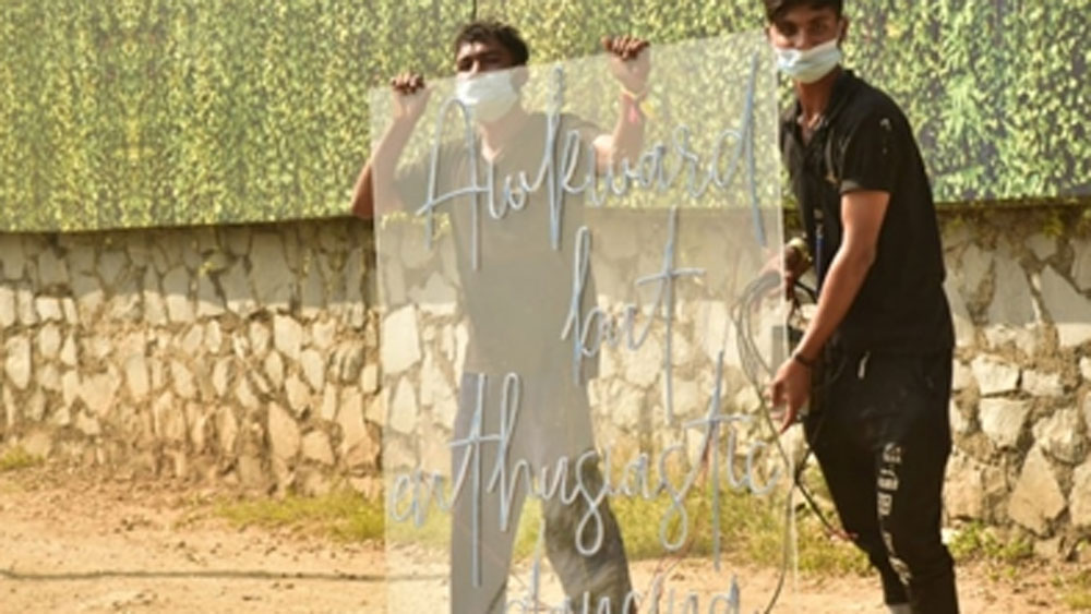 বিয়ে ছিল গোধূলিতে। তাই দুপুরের মধ্যে পুরোহিতও পৌঁছে যান রিসর্টে। রিসর্টের ভিতর সাজানোর জন্য নানা সামগ্রী বয়ে নিয়ে ভিতরে ঢুকতেও দেখা গিয়েছে।