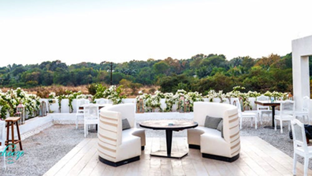 তাই ভিতরের ছবি ক্যামেরায় ধরা পড়েনি। রিসর্টের গেটের বাইরে এবং গেটের ফাঁকফোকর থেকে যেটুকু সম্ভব হয়েছে ক্যামেরায় ধরে ফেলেছেন পাপারাৎজিতরা।