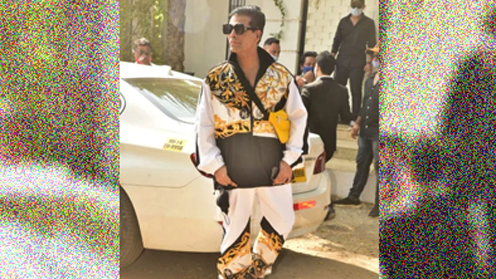 তাঁর পরনে ছিল ঘিয়ে রঙের ঢিলে জামা-প্যান্টের উপর হলুদ-কালো সুতোয় ঠাসা নকশা। পিছনে উল্টো করে আঁচড়ানো চুল এবং চোখে কালো চশমা। 