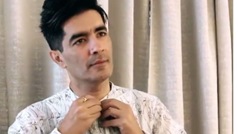 রাতে পরেছিলেন ডিজাইনার সাদা প্রিন্টেড কূর্তা এবং তার উপর হাঁটু পর্যন্ত লম্বা কালো জ্যাকেট।