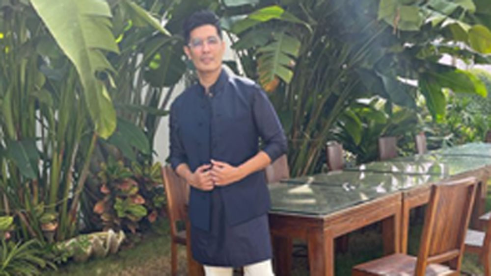 সারা দিন রিসর্টে কালো রঙের অন্য একটি পোশাক পরে থেকেছেন। কালো কূর্তার উপরে কালো রঙের হাফ স্লিভ জ্যাকেট পরেছিলেন।