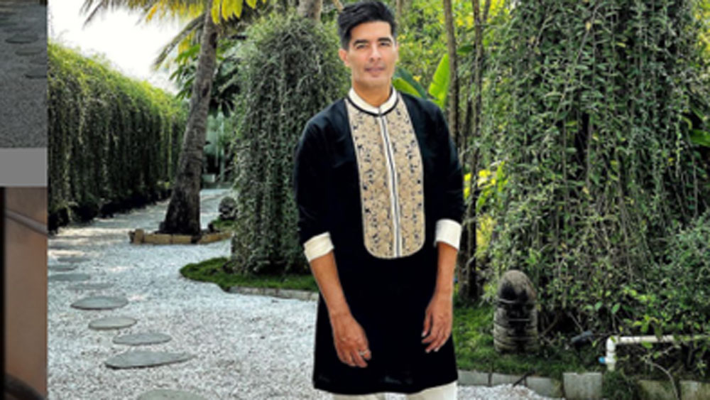 কালো কূর্তা আর সাদা পায়জামায় সকালে রিসর্টে পৌঁছন ডিজাইনার মণীশ। দিনভর হালকা এবং ছিমছাম পোশাক পরেই কাটিয়েছেন তিনি।