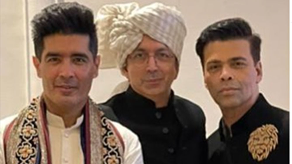 আর বিয়ের রাতে সুসজ্জিত কুণাল ধরা পড়লেন কর্ণ জোহর এবং মণীশ মলহোত্রর সঙ্গে একই ফ্রেমে। নিজের ইনস্টাগ্রামে কুণাল নিজেই ছবিটি পোস্ট করেছেন।