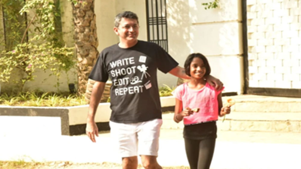 বিয়ের আগের দিন যেমন রিসর্টে পৌঁছে যান পরিচালক কুণাল কোহালি। বিয়ের সকালে রিসর্টের বাইরে দেখা গিয়েছে তাঁকে।