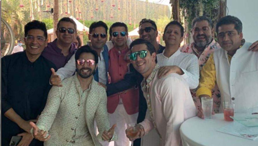 অত্যন্ত ব্যক্তিগত পরিসরে বিয়ে সেরেছেন বরুণ। অতিমারির কারণে আমন্ত্রিতদের তালিকায় ছিলেন মাত্র ৫০ জন। তাঁদের কয়েকজন ধরা দিলেন ক্যামেরায়।