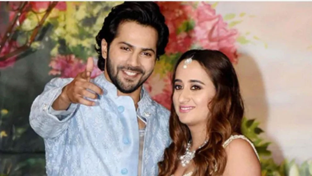 ২২ জানুয়ারি নতাশার বাড়িতে অনুষ্ঠান থেকে শুরু করে বিয়ের আগের দিন ২৩ জানুয়ারি সপরিবার আলিবাগের ‘দ্য ম্যানসন হাউস’-এ রওনা দেওয়া— সব খবরই চলে আসছিল।