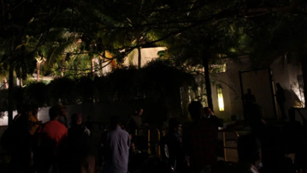 বিয়ের স্থান, বিয়ের সময় প্রায় সবই জেনে ফেলেছিলেন তাঁর ভক্তেরা। ২৪ জানুয়ারি তাঁদের বিয়ে হল। মোটামুটি তার কয়েক দিন আগে থেকেই ধওয়ন পরিবারে ঢুঁ মারতে শুরু করেন পাপারাৎজিতের দল।