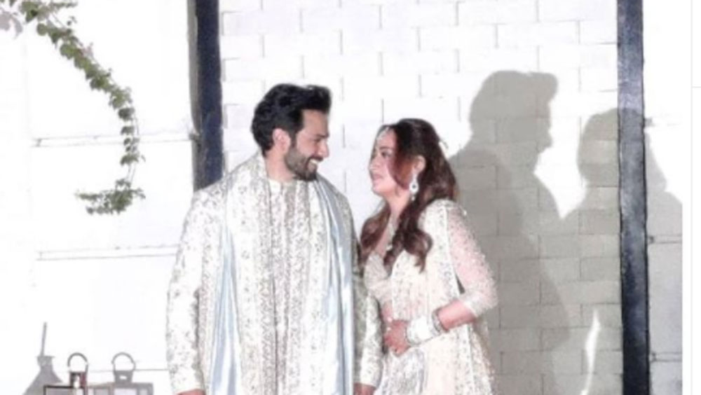 তবে নক্ষত্র সমাবেশেই যে বরুণ-নতাশার স্বপ্নের বিয়ে সম্পন্ন হয়েছে তা বলার অপেক্ষা রাখে না। রিসর্টে একের পর এক তারকাদের আগমণই তার প্রমাণ।