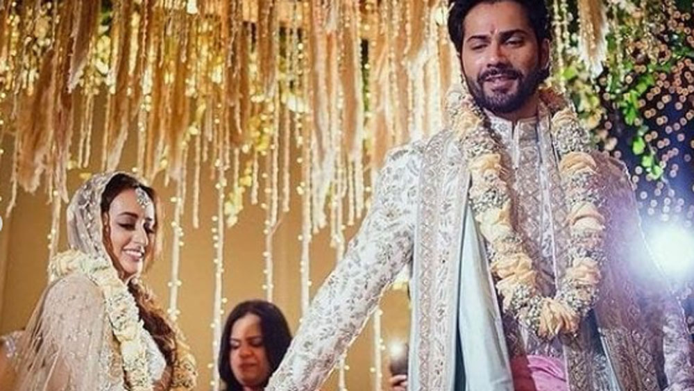 রূপালি পোশাকে ধরা পড়ল বরুণ আর নতাশার সাতপাকে বাঁধা পড়ার দৃশ্য। ব্যস, এই দুটোই। বিয়ের আর ছবি দেখার সৌভাগ্য এখনও পর্যন্ত হয়নি ভক্তদের।