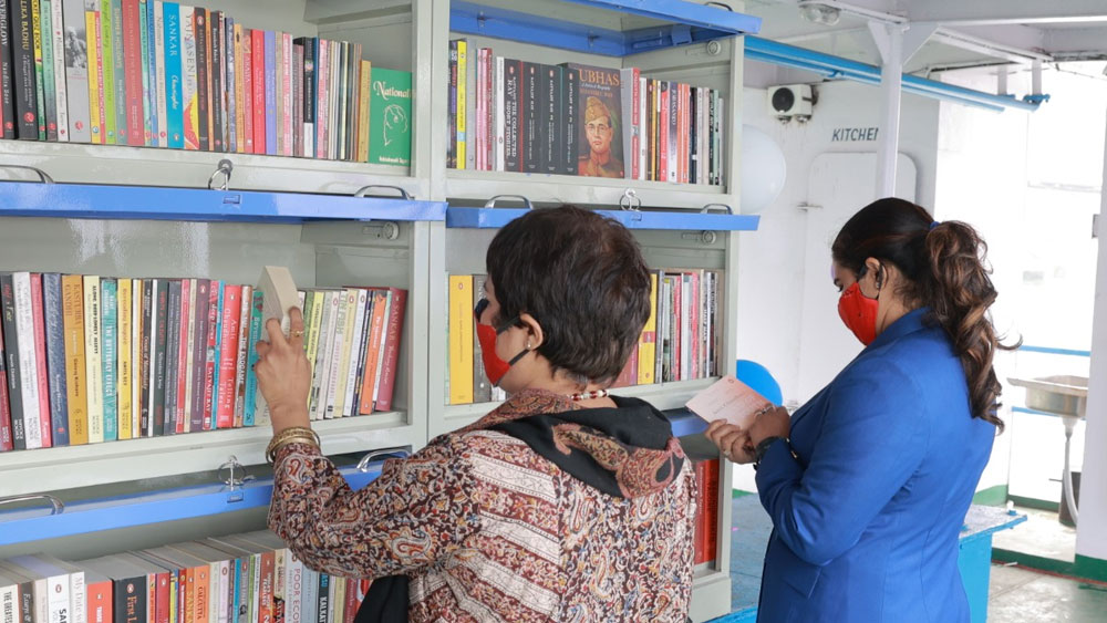  ৫০০ বইয়ের সমাহারে আস্ত লাইব্রেরি।