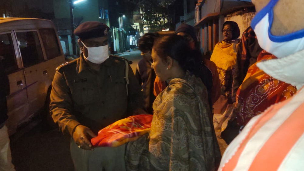 Kotwali Police distributes blankets to the people on the road dgtld