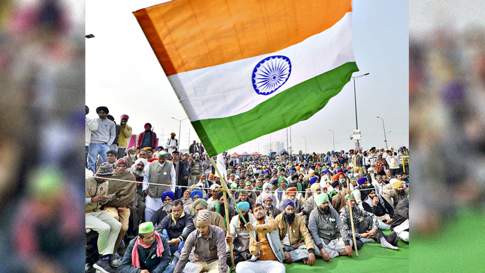 তেরঙ্গা হাতে: নয়াদিল্লির গাজিপুর সীমানায় কৃষকদের সমাবেশ। সোমবার। 