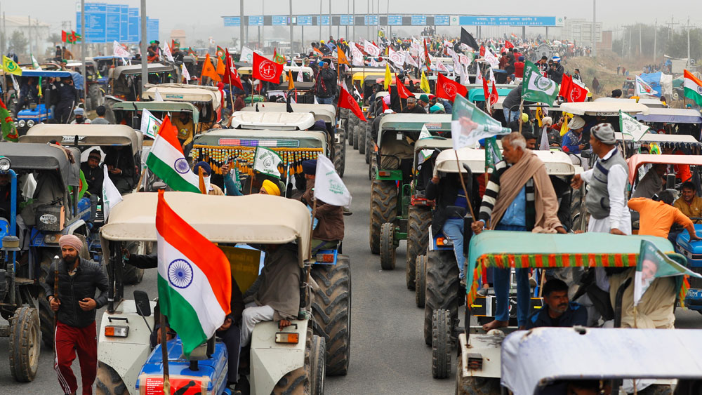 পুলিশ-প্রশাসনের সঙ্গে দিনভর বৈঠকের পরে তিনটি রুটে (সিংঘু, টিকরি ও গাজিপুর) কৃষকদের মিছিলের অনুমতি মিলেছে।