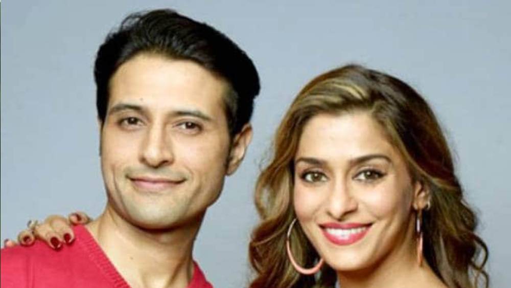 অভিনয় সূত্রেই অপূর্বর আলাপ শিল্পা সকলানীর সঙ্গে। শিল্পাও ছিলেন টেলিভিশন অভিনেত্রী। ৬ মাস প্রেমপর্বের পরে শিল্পাকে হিরের আংটি দিয়ে প্রোপোজ করেন অপূর্ব। তাঁকে শিল্পা দেন হিরে বসানো প্ল্যাটিনামের ব্যান্ড। 