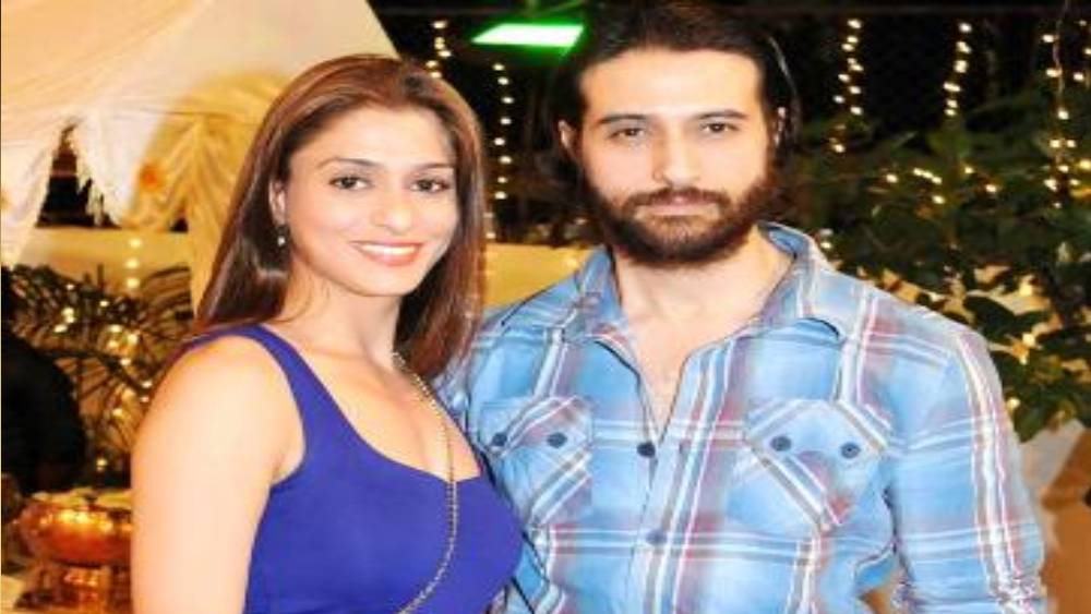 দেড় দশক পার করে যাওয়া অপূর্ব-শিল্পার দাম্পত্য ইন্ডাস্ট্রির অনেকের কাছেই ঈর্ষণীয়। এক সাক্ষাৎকারে অপূর্ব জানিয়েছেন, তাঁর এবং শিল্পার মানসিকতা, পছন্দ-অপছন্দ একই রকমের। তাই সম্পর্কের রসায়ন এখনও অটুট।