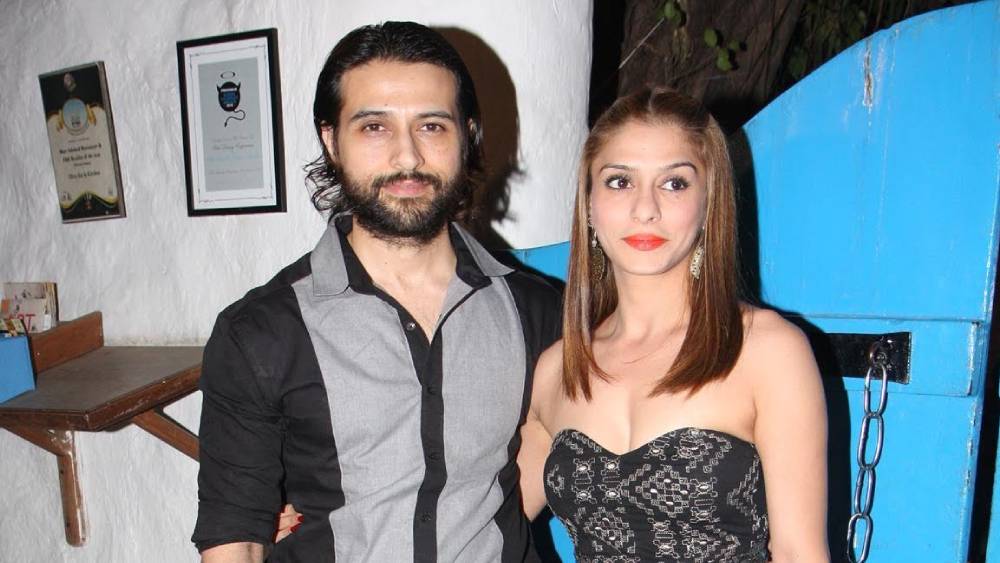 কেরিয়ারের পাওয়া, না পাওয়া নিয়েও খুব বেশি ভাবেন না অপূর্ব। জানিয়েছেন, তিনি বা শিল্পা কেউই উচ্চাভিলাষী নন। যা পেয়েছেন, তাই নিয়েই সন্তুষ্ট। শিল্পাও জানিয়েছেন, স্বামী হিসেবে অপূর্বকে পেয়ে তিনি খুশি।