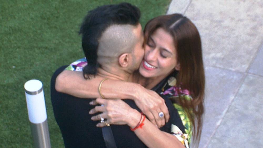 অপূর্ব-শিল্পা জুটি অংশ নিয়েছিলেন ২০০৫ সালে ‘নাচ বালিয়ে’-এর প্রথম মরসুমেও। পাশাপাশি অপূর্বকে দেখা গিয়েছে ‘বিগ বস-৭’-এ। সেখানে নিজের মাথার চুল কেটে সকলকে চমকে দিয়েছিলেন তিনি।