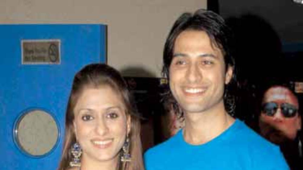 তবে সুখি দাম্পত্যেও এসেছে বিতর্কের ছায়া। ২০১২ সালে অপূর্ব এবং শিল্পাকে গ্রেফতার করা হয় এক রেভ পার্টিতে অংশ নেওয়ার জন্য। অপূর্ব ও শিল্পা-সহ মোট ৯২ জনকে গ্রেফতার করা হয় মুম্বইয়ের ওক উডস হোটেলের সেই বিতর্কিত পার্টি থেকে।  