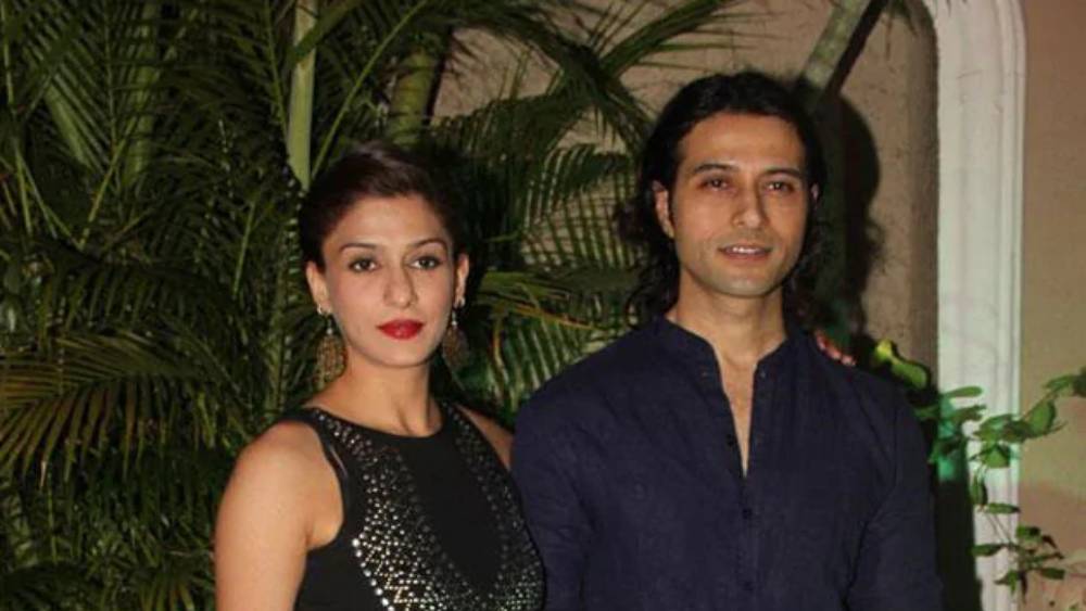 তাঁরা মাদক নিয়েছেন কিনা, পরীক্ষাও করা হয়। সেই পরীক্ষায় অপূর্বর দেহে নিষিদ্ধ মাদকের অস্তিত্ব ধরা পড়ে। তবে পরবর্তীতে এই বিতর্ক ছায়া ফেলেনি অপূর্ব-শিল্পার দাম্পত্যে।  (ছবি : সোশ্যাল মিডিয়া)