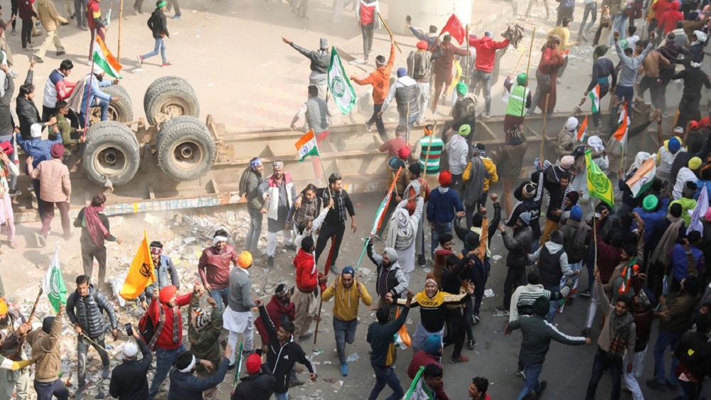 ট্র্যাক্টর উল্টে মৃত্যু কৃষকের, গুলি চালানোর অভিযোগ দিল্লি পুলিশের বিরুদ্ধে