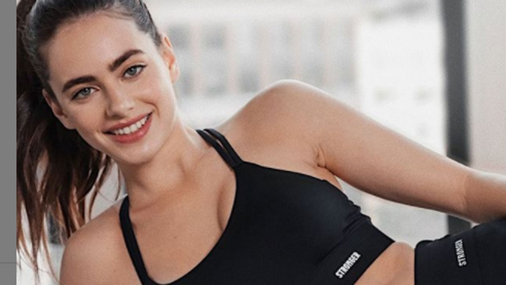 কিন্তু তাঁর আশেপাশে মানুষের এই ধর্মীয় গোঁড়ামির জন্যই আবার তাঁর কেরিয়ারের পালে হাওয়া লাগে। সারা বিশ্বে খুব দ্রুত জনপ্রিয় হয়ে ওঠেন তিনি।