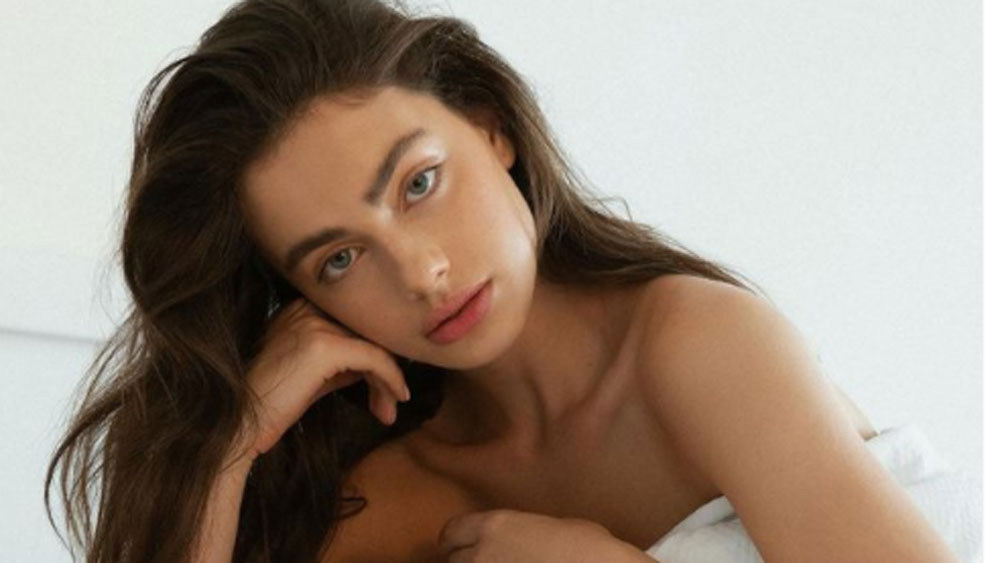 সেখানে ধর্মীয় রীতি মেনে ঠিকমতো খাবার পান না। আবার পোশাক বাছাইয়ের কারণে অনেক ভাল সুযোগও হাতছাড়া হয়ে যায়।