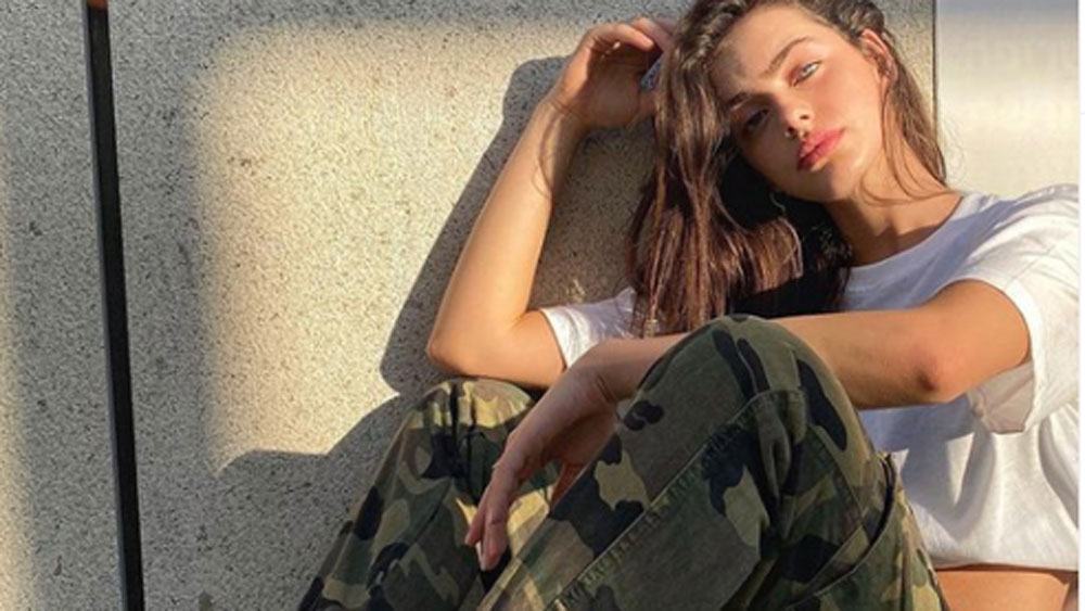 কিন্তু মডেলিং এবং ধর্মীয় গোঁড়ামি সমান্তরাল ভাবে চালানো অসম্ভব হয়ে ওঠে ইয়েলের কাছে। শ্যুট করতে তাঁকে দেশ-বিদেশের নানা প্রান্তে ছুটতে হয়।