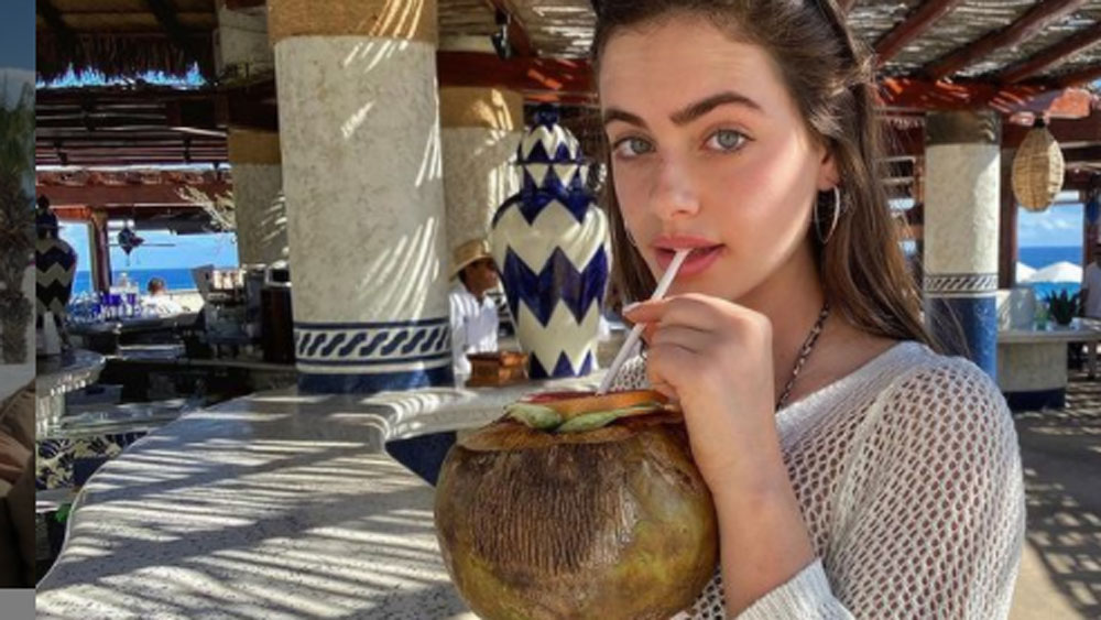 ইয়েল যখন মডেলিং শুরু করেন প্রচুর বিরোধিতা হয়েছে। ইয়েলকে ওই ধর্মীয় স্কুল থেকে বহিষ্কার করার জন্য ইজরায়েলের খ্রিস্টান সমাজ থেকে সে দেশের শিক্ষামন্ত্রীর কাছে আবেদন করা হয়।