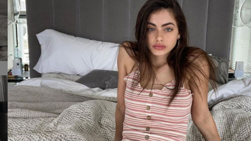 তাঁকে একটি ধর্মীয় স্কুলেও ভর্তি করা হয়। সেখানে অন্যান্য বিষয়ে পাশাপাশি ধর্ম নিয়ে নানা পাঠ শিখেছেন তিনি।