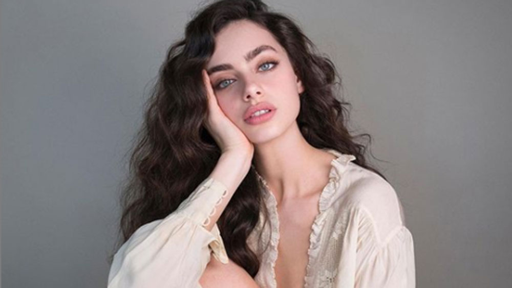 গোঁড়া খ্রিস্ট পরিবারে জন্ম হওয়ায় ছোট থেকেই ধর্মীয় নানা বেড়াজালের মধ্যেই বড় হয়েছেন ইয়েল।