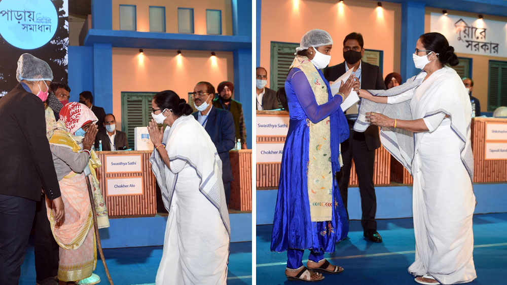 উপভোক্তাদের বিভিন্ন প্রকল্পের সুবিধা তুলে দিচ্ছেন মুখ্য়মন্ত্রী। 