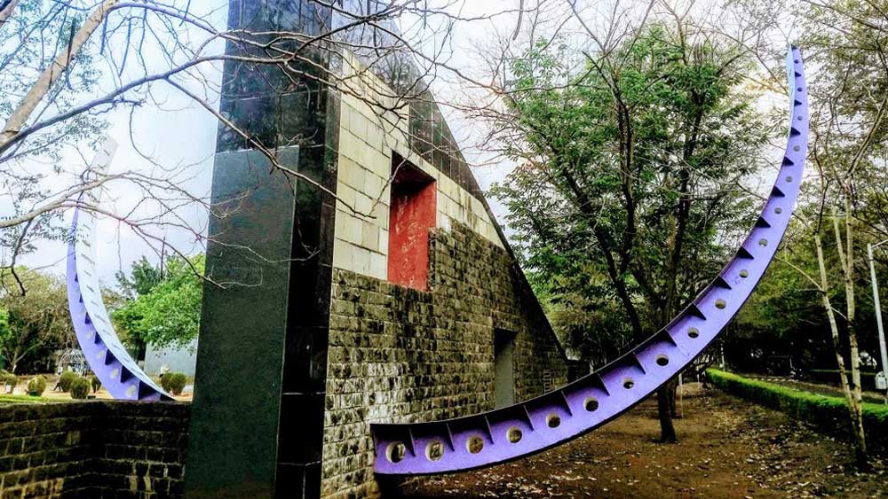 সূর্যঘড়ি। পুণেতে ইন্টার-ইউনিভার্সিটি সেন্টার ফর অ্যাস্ট্রোনমি অ্যান্ড অ্যাস্ট্রোফিজিক্সের সায়েন্স পার্কে।