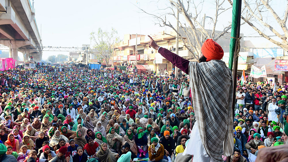 ট্র্যাক্টর মিছিল ও অশান্তির পরের দিন দিল্লির টিকরি সীমানায় বিক্ষোভে বক্তব্য রাখছেন গায়ক কানওয়ার গ্রেওয়াল। বুধবার।