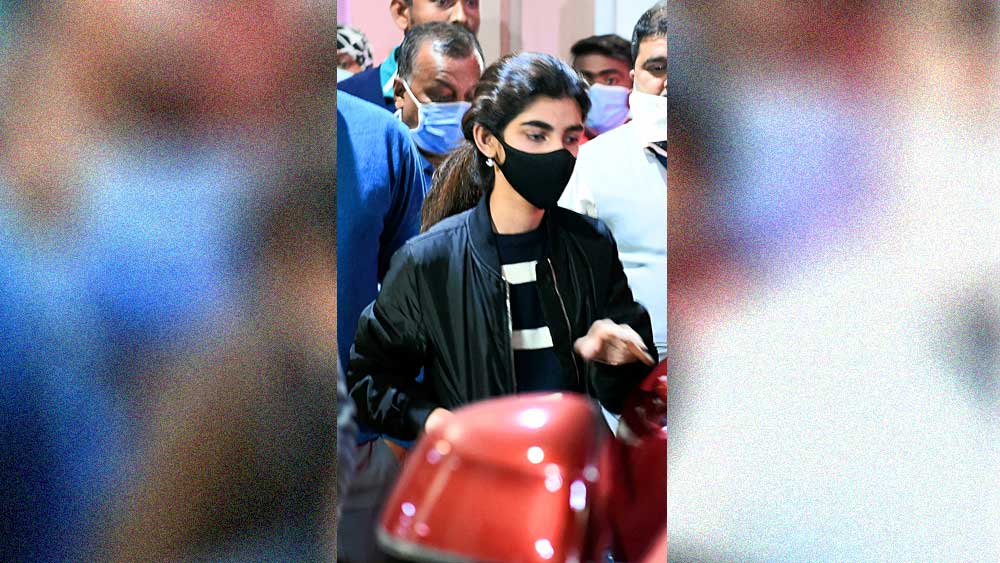 উদ্বিগ্ন: হাসপাতালে সৌরভ-কন্যা সানা। বুধবার। ছবি: সুদীপ্ত ভৌমিক