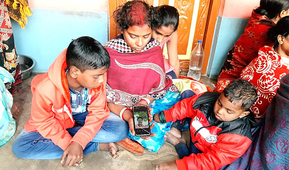 দুই ছেলেকে নিয়ে শোকস্তব্ধ সঞ্জিতের স্ত্রী। —নিজস্ব চিত্র