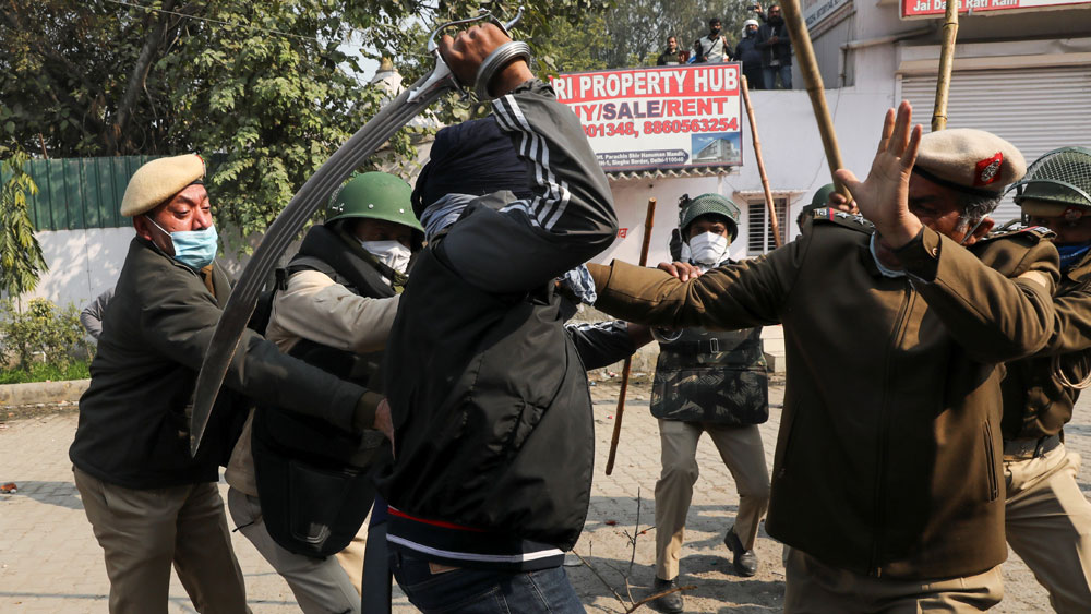 Delhi Farmer Protest Clashes At Farmers Protest Site After Group Barges In Cop Injured Dgtl Anandabazar