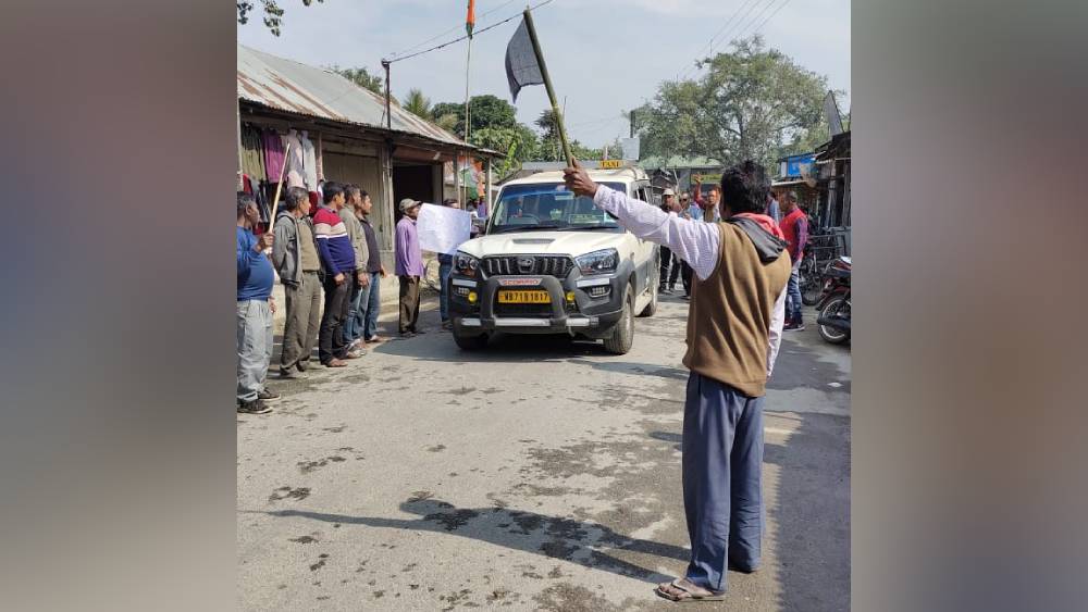 কালো পতাকা দেখানো হচ্ছে বিধায়ককে। 