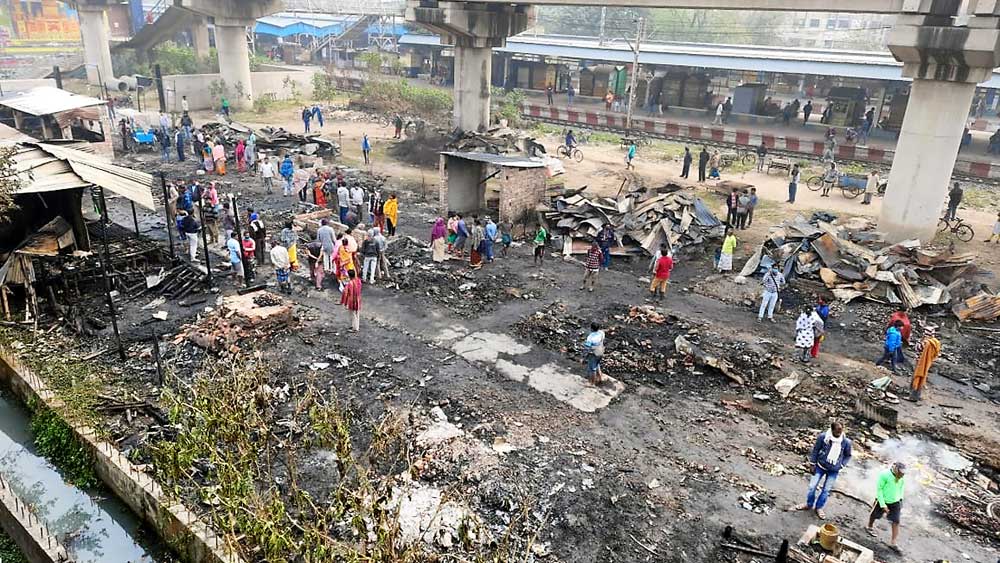 অঘটন: গভীর রাতের আগুনে পুড়ে গিয়েছে সুভাষনগর রেল বাজারের সব দোকান। শনিবার, দমদম ক্যান্টনমেন্ট স্টেশন লাগোয়া এলাকায়। 