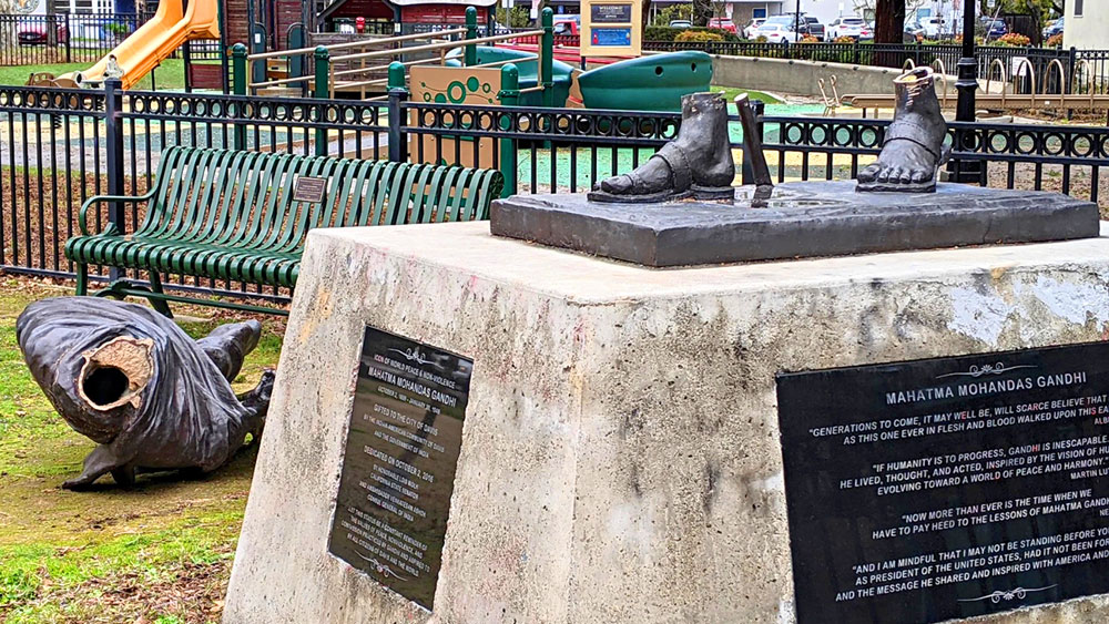 অবশিষ্ট: গোড়ালির উপর থেকে মূর্তির বাকিটা মাটিতে।  ছবি: টুইটার।