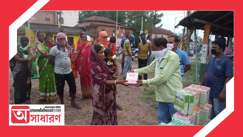 স্থানীয়দের হাতে বেবিফুড তুলে দিচ্ছেন অরূপ। 