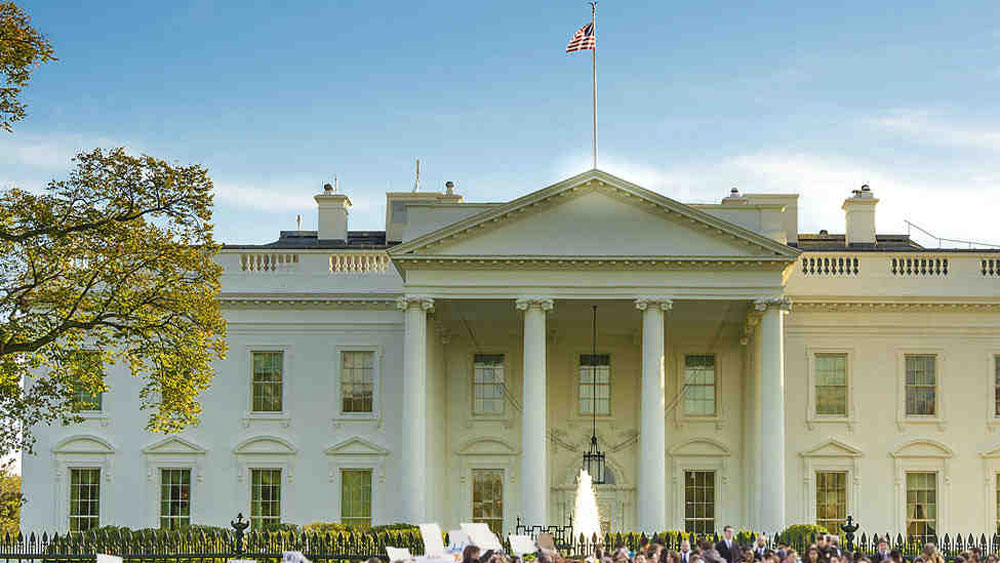 ১৯৬৫ থেকে ১৯৯৬ পর্যন্ত প্রাক্তন প্রেসিডেন্টকে আজীবন সিক্রেট সার্ভিসের নিরাপত্তা দেওয়া হত। প্রাক্তন প্রেসিডেন্ট ছাড়া তাঁর স্ত্রী এবং ১৬ বছর বয়সের মধ্যে সন্তানরাও এই নিরাপত্তা পেতেন।