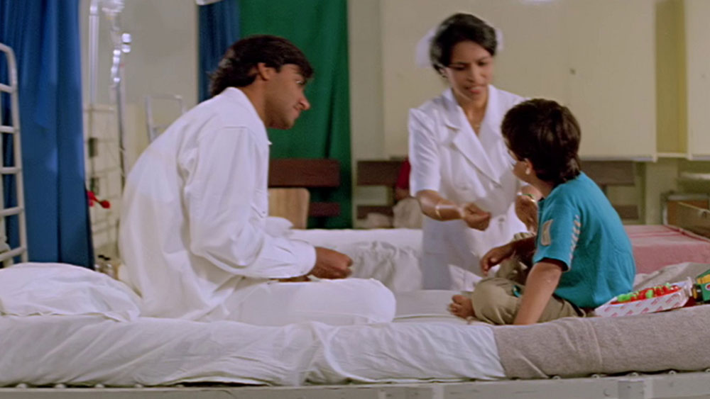 করিশ্মা ছাড়া শুধু অজয়কে এই গানে নেওয়া সম্ভব ছিল না পরিচালকের পক্ষে। ফলে বাধ্য হয়েই গানের শ্যুটিং থেকে বাদ দিতে হয় অজয়কে।