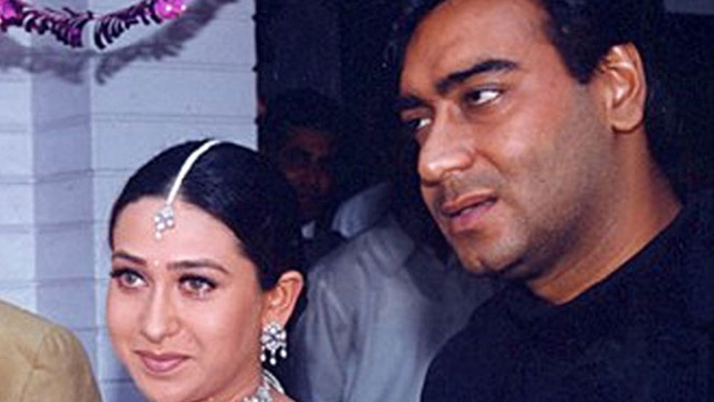 স্টার কিডের সঙ্গে প্রেম যেমন অনেককে প্রচারের আলোয় এনে দেয় উল্টো দিকে ব্রেক আপ আবার অনেক সমস্যাও তৈরি করে। অজয়-করিশ্মাই তার উদাহরণ। করিশ্মার সঙ্গে ব্রেক আপ করায় যেমন কেরিয়ারে বড় ক্ষতি হয়ে গিয়েছিল অজয়ের।