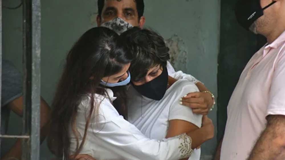 মন্দিরা আজ একা। জীবনের সবচেয়ে খারাপ সময়ের মধ্যে দিয়ে যাচ্ছেন। রাজ নেই। মাথা রাখার জন্য ভালবাসার মানুষটির কাঁধও নেই।