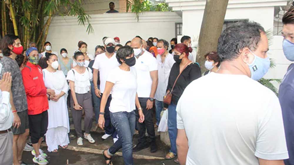 সুখী সংসারে আচমকাই খাঁড়া নেমে আসে। ২০২১-এর ৩০ জুন ভোর সাড়ে ৪টেয় হৃদরোগে আক্রান্ত হয়ে মৃত্যু হয় রাজের। শেষযাত্রাতেও স্বামীকে কাঁধ দিয়েছেন মন্দিরা। তাঁর ছক ভাঙা পদক্ষেপ সারা দেশের প্রশংসা কুড়োচ্ছে।