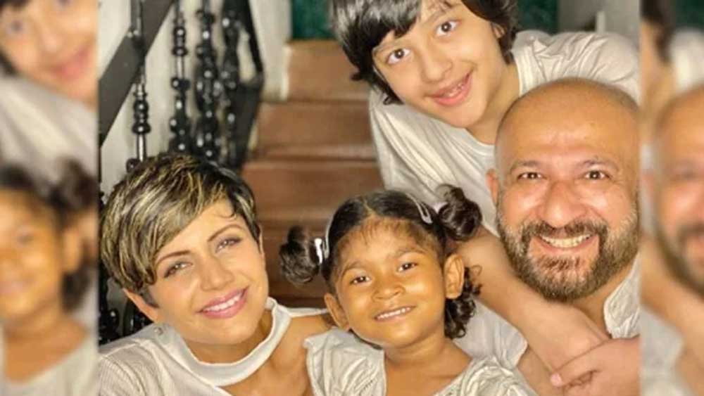 ২০২০ সালে তারা নামে এক ৪ বছরের মেয়েকে দত্তক নিয়েছিলেন মন্দিরা-রাজ। নেটমাধ্যমে মেয়ের ছবি সকলের সঙ্গে ভাগ করে নিয়েছিলেন দু’জনে। ছেলে বীরও বোন পেয়ে খুব খুশি হয়েছিল।