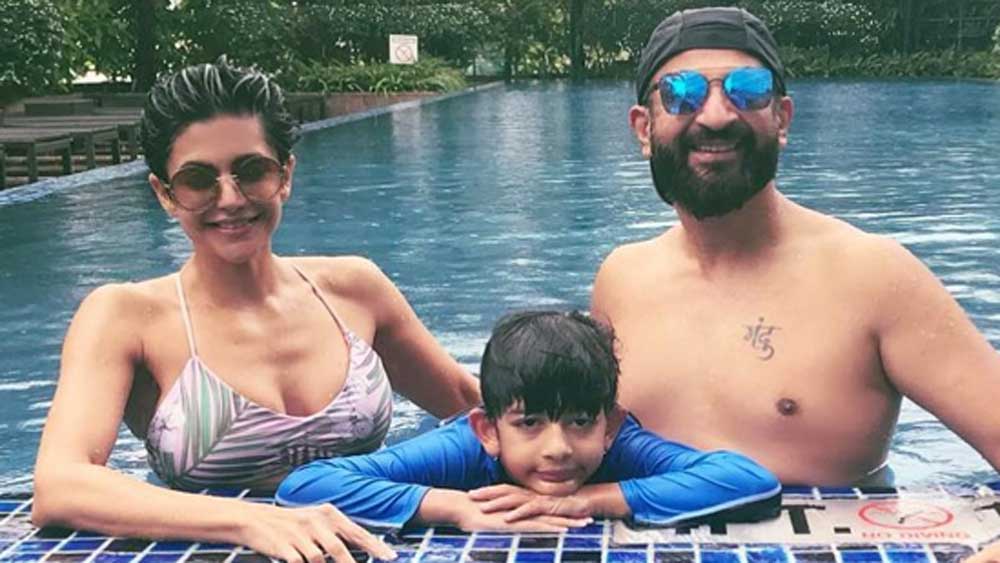 বিয়ের ১২ বছর পর তাঁদের সন্তান বীরের জন্ম হয়। অন্তঃসত্ত্বা অবস্থায় ২২ কেজি ওজন বেড়ে গিয়েছিল মন্দিরার। মানসিক এবং শারীরিক ভাবে দুর্বল হয়ে গিয়েছিলেন। সেই সময় পাশে থেকেছেন রাজও।