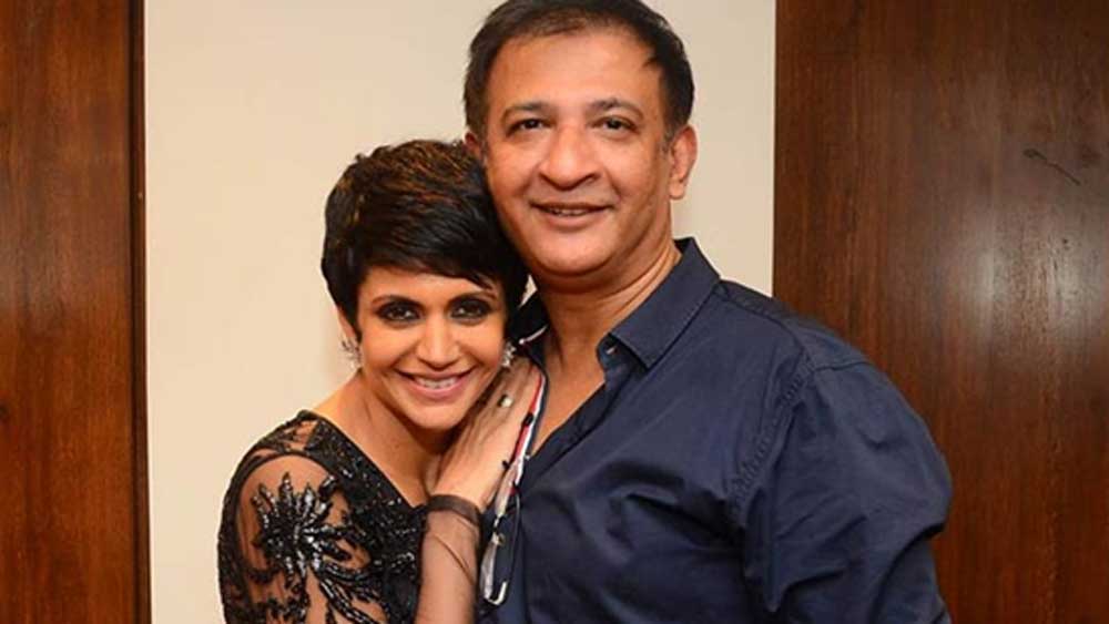 বিয়ের পর একটা দিনের জন্যও একে অপরের পাশ থেকে সরে দাঁড়াননি তাঁরা। কেরিয়ারে অনেক উথালপাথাল দেখেছেন দু’জনেই। সে সব দিনগুলো একসঙ্গে সামলেছেন মন্দিরা-রাজ। রাজ যখনই ভেঙে পড়েছেন সবসময়ই কাঁধ এগিয়ে দিয়েছেন মন্দিরা।