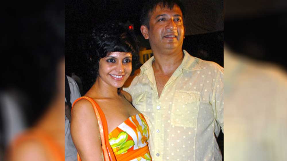 মন্দিরার বাবা ব্যাঙ্কে কাজ করতেন। কর্পোরেট মানুষটি উপার্জন-সঞ্চয়-ভবিষ্যৎ এই তিন বিষয় নিয়ে সব সময় হিসাব কষে গিয়েছেন। এমন এক জন কী করে উঠতি পরিচালক-প্রযোজকের ভরসায় মেয়েকে ছাড়বেন!