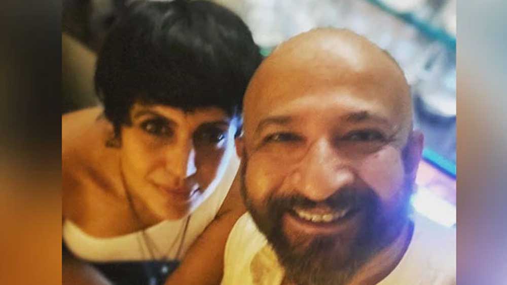 মন্দিরা এবং রাজের মধ্যে অনেক অমিল ছিল। মন্দিরা সম্পূর্ণ নিরামিষাশি। উল্টো দিকে রাজ ছিলেন ভীষণ ভাবে মাংসাশী। তাঁরা প্রথম দেখা করেছিলেন একটি উদিপি হোটেলে। দুই ভিন্ন মেরুর মানুষ কী ভাবে এক হওয়ার চেষ্টা করছেন, তা দেখে অবাক হতেন তাঁদের বন্ধুরাও।